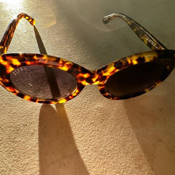 Tortoise Diff Eyewear Sunglasses - Picture 2 of 4